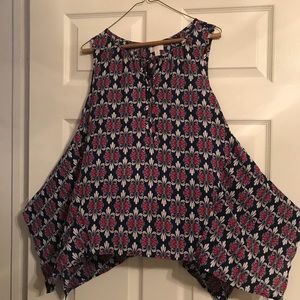 Sleeveless hanker chief flowy top